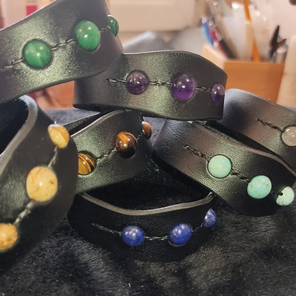 Bracelet TanTal Light – Une bande de Cuir et des Pierres Naturelles – Fermoir bouton de col