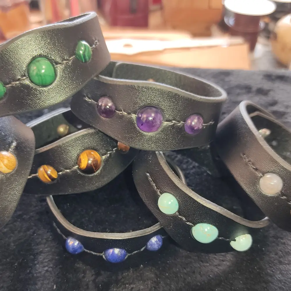 Bracelet TanTal Light – Une bande de Cuir et des Pierres Naturelles – Fermoir bouton de col – Image 2